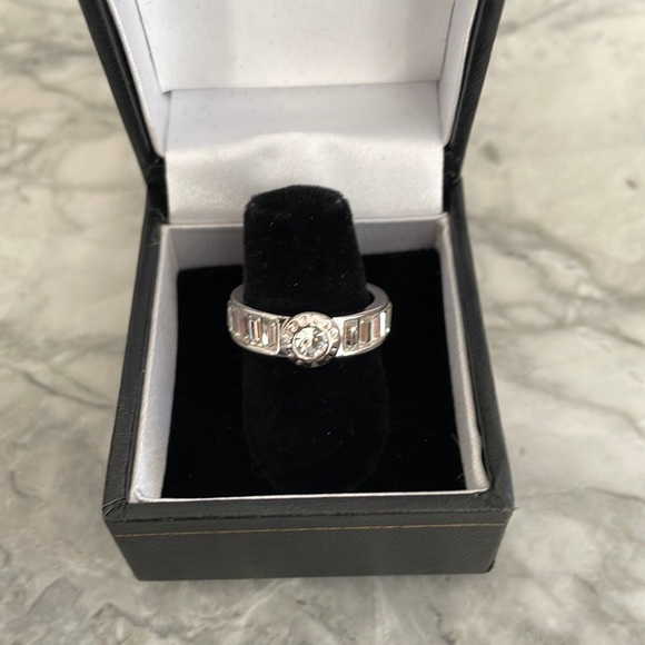 Ring bundle.  2 silver tone sparkly rings. - Picture 2 of 8